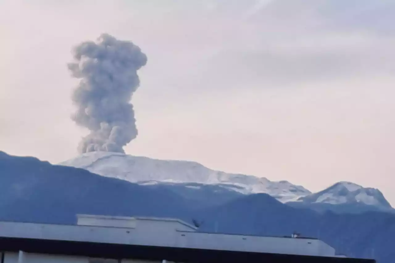 Volcán Nevado del Ruiz amaneció activo y con gran columna de humo; autoridades, en alerta - Pulzo