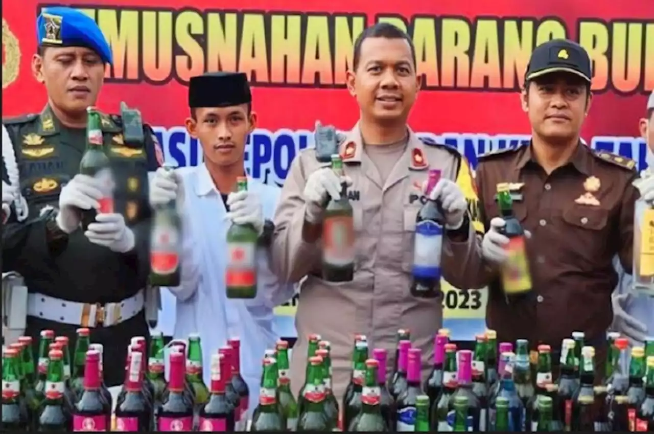 Polres Kolaka Musnahkan 342 Botol Miras dan 90 Liter Tuak