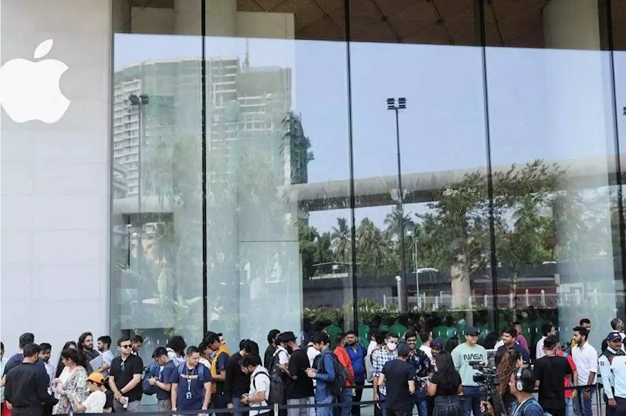 Apple opens first India store in market push