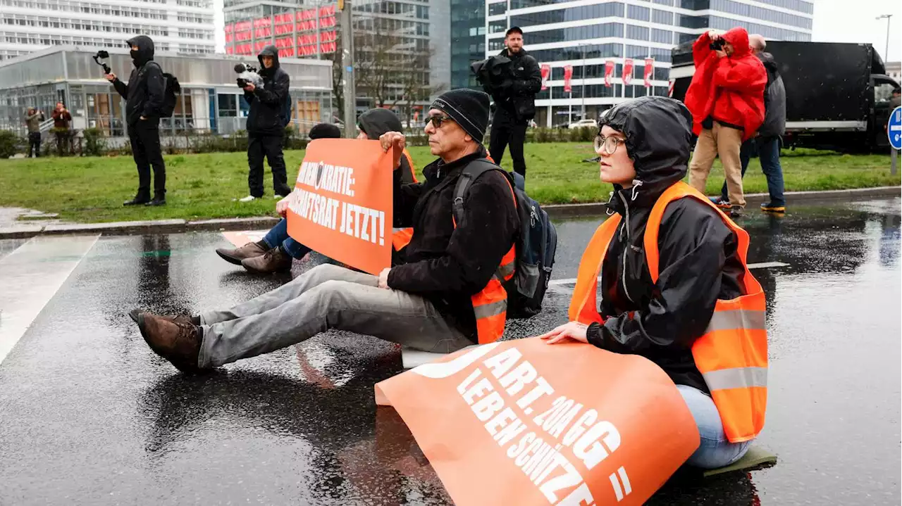 „Die Stadt friedlich zum Stillstand bringen“: Klimagruppe Letzte Generation will Berlin unbefristet lahmlegen