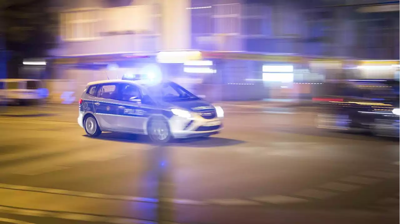 In Berlin-Friedrichshagen: Auto kommt von Straße ab und landet in Waldstück – Zwei Verletzte