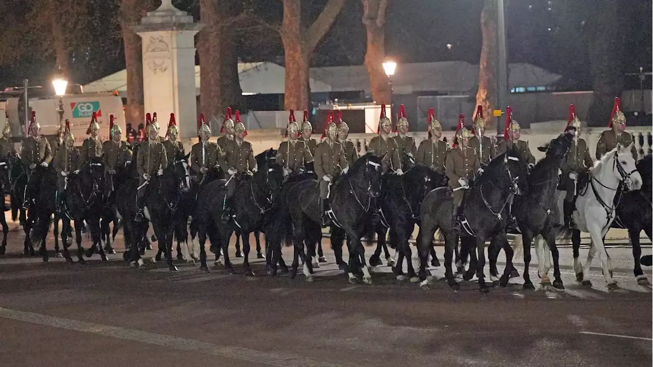 Nächtliche Generalprobe in London: Hunderte Soldaten proben für Krönungsparade von König Charles