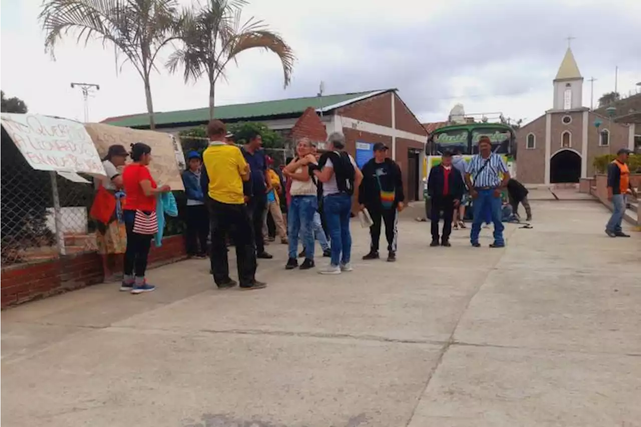 Estudiantes y padres de familia cerraron el colegio en Suratá, Santander. Exigen nuevo rector