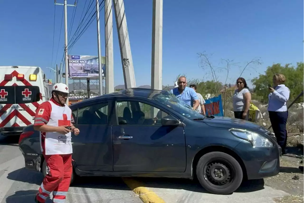 Conductora convulsiona tras impactar su auto contra poste, al norte de Saltillo