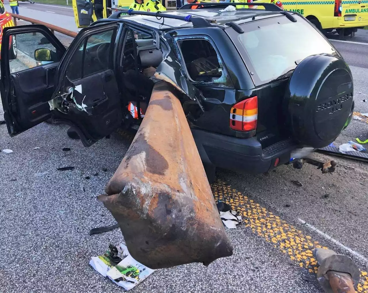 Bilen ble spiddet av midtrekkverk: Statens vegvesen beklager
