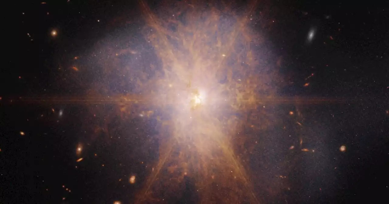 Webb telescope captures glowing starburst as galaxies collide