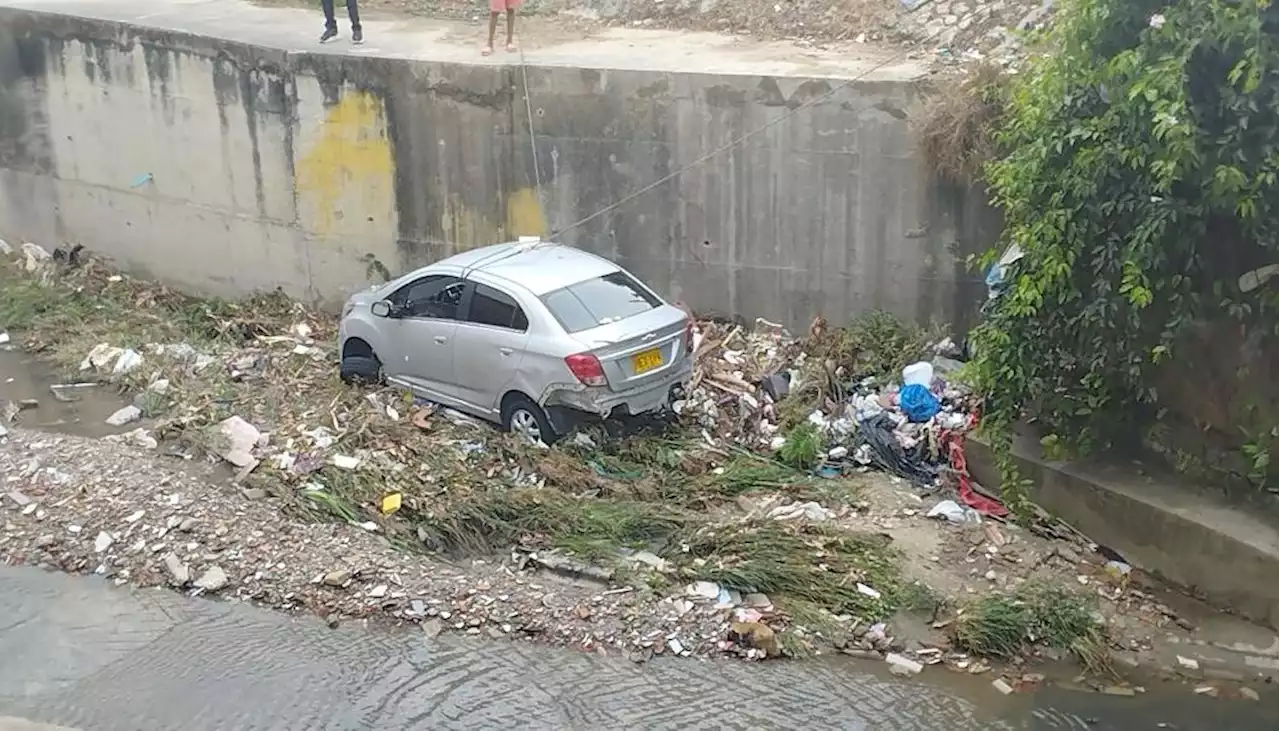 Primera lluvia leve y emergencia por arroyo: un vehículo y un montacargas arrastrados