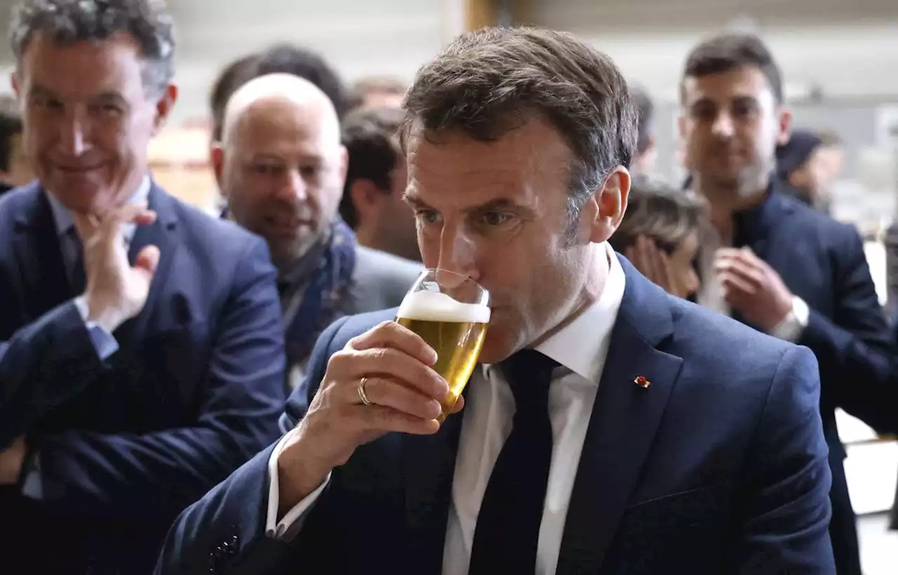 Oui, Emmanuel Macron a chanté en pleine rue à la suite de son allocution