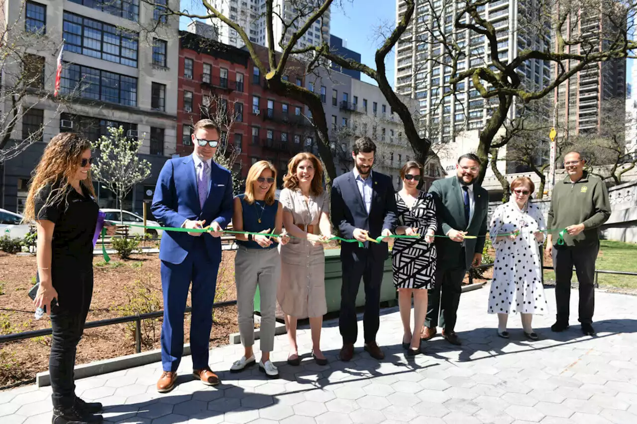 Manhattan’s Honey Locust Park park reopens after $1.67M renovation | amNewYork