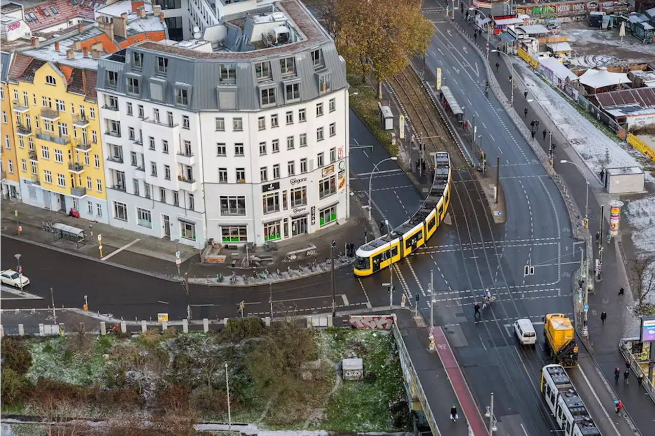 Friedrichshain: Autofahrer fährt Fußgänger an und flüchtet