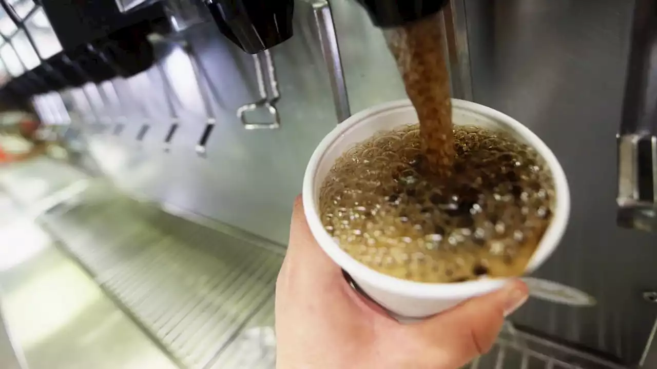 Sur TikTok, la tendance #WaterTok vous invite à boire plus d’eau en vous présentant… des sodas