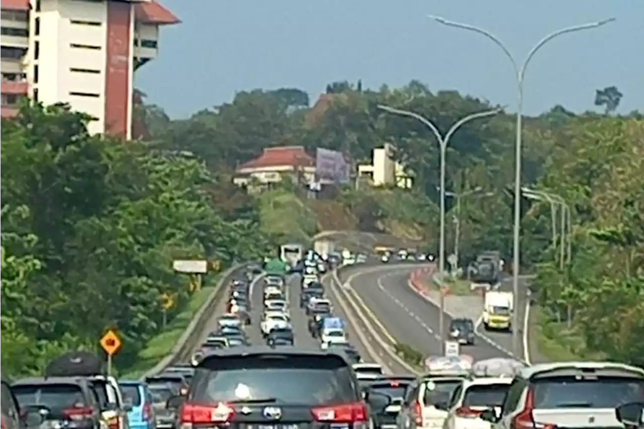 Arus Mudik Lebaran, Tol Semarang-Solo Hari Ini Padat Merayap