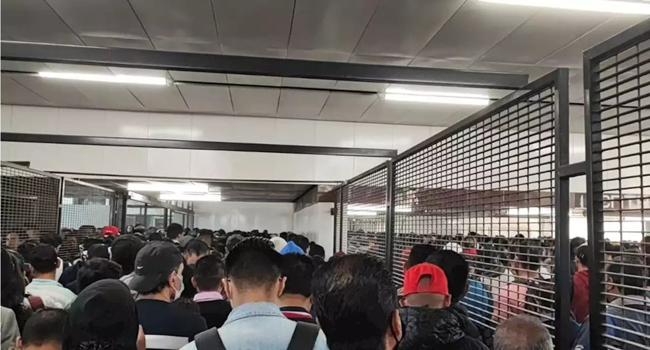 VIDEO: Línea 9 del Metro abarrotada, lenta y pocos trenes, denuncian usuarios