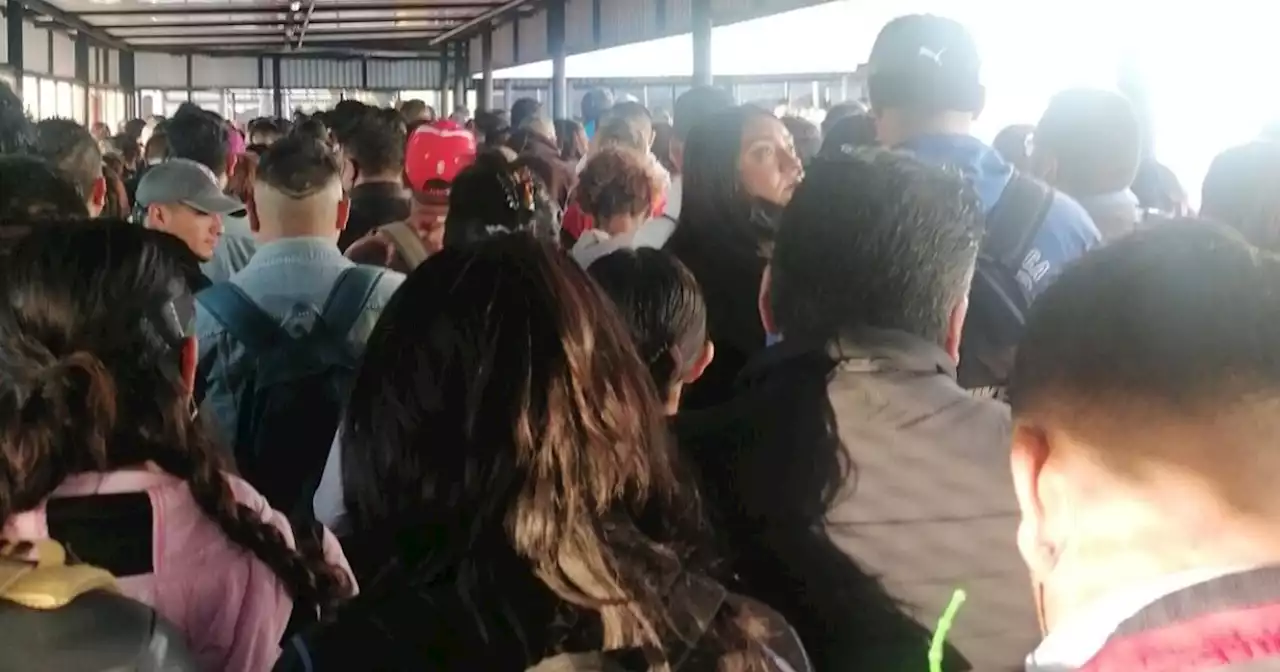 Usuarios reportan retrasos en Línea 9 del Metro