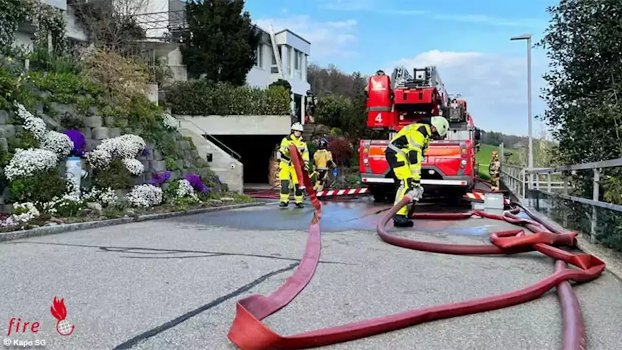 Schweiz: Aufwändige Löscharbeiten bei Brand an einem Einfamilienhaus in Wil