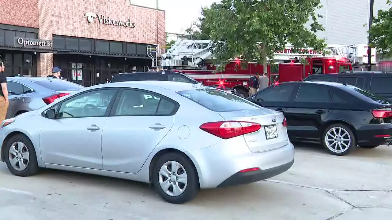 2 TEENS SHOT: 15-year-old in critical condition after argument in Houston parking lot