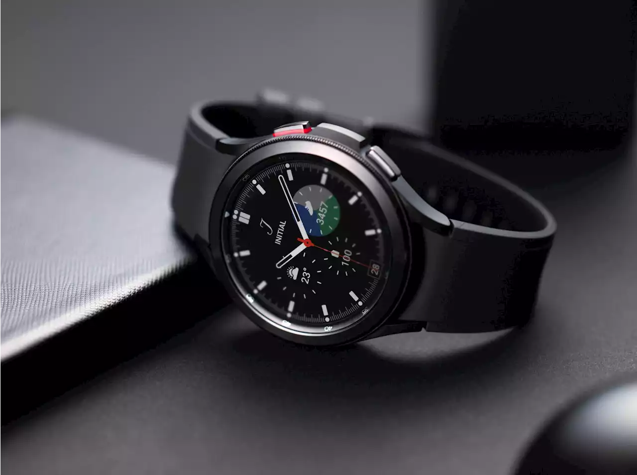 L'élégante Samsung Galaxy Watch 4 Classic perd aujourd'hui 270 € de son prix initial