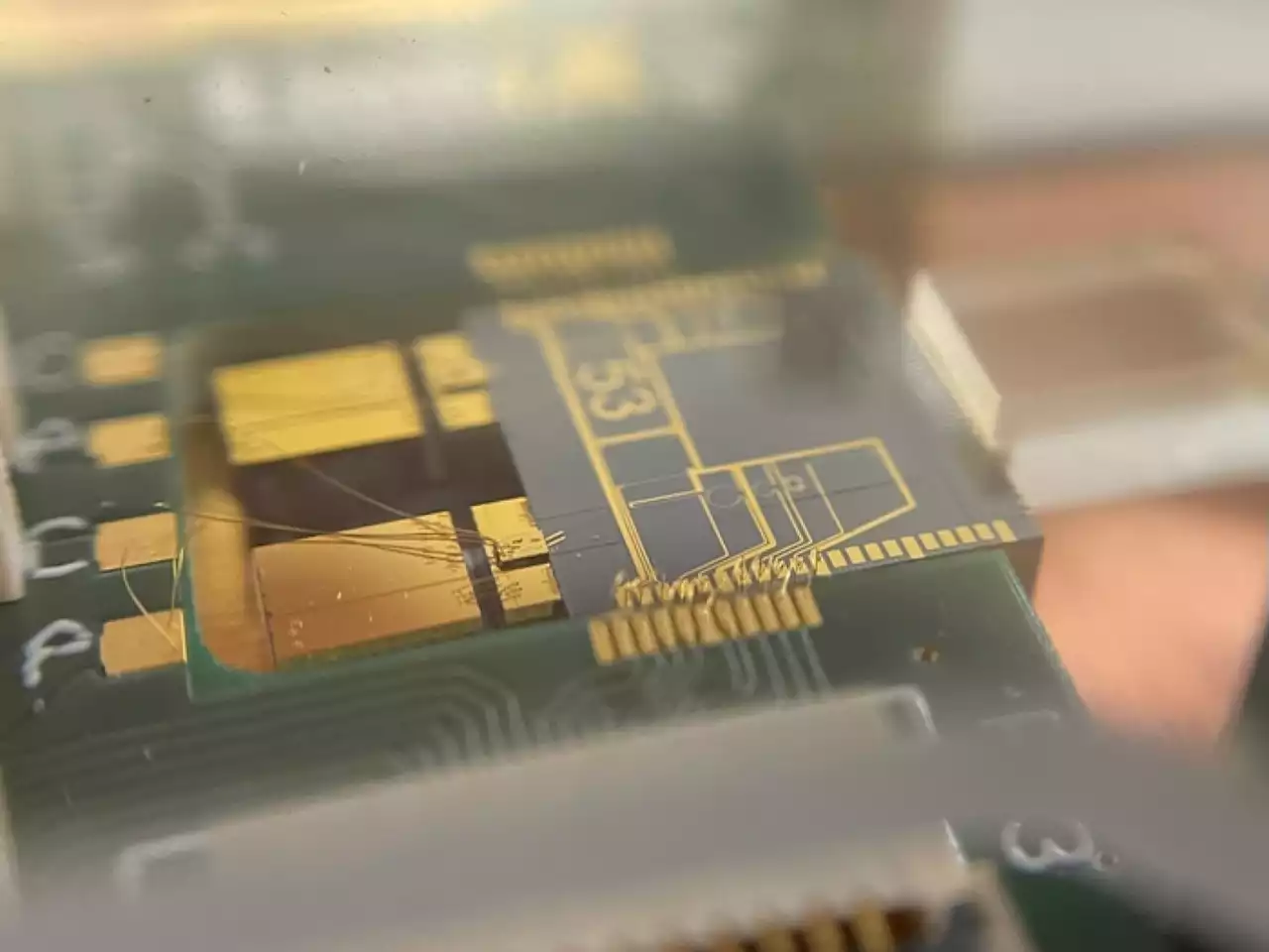 Quantum light source goes fully on-chip, bringing scalability to the quantum cloud