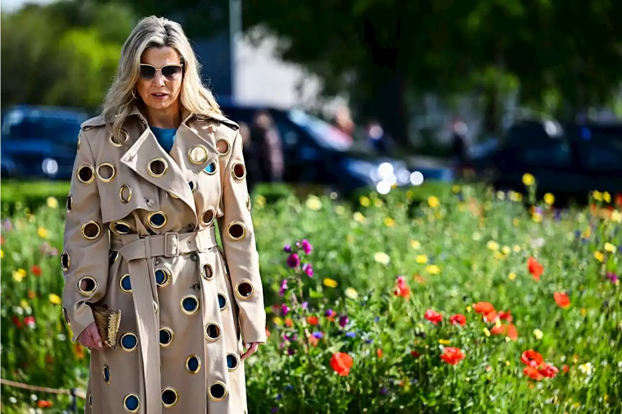 Maxima d'Olanda in trench coat couture alla Milano Design Week - iO Donna