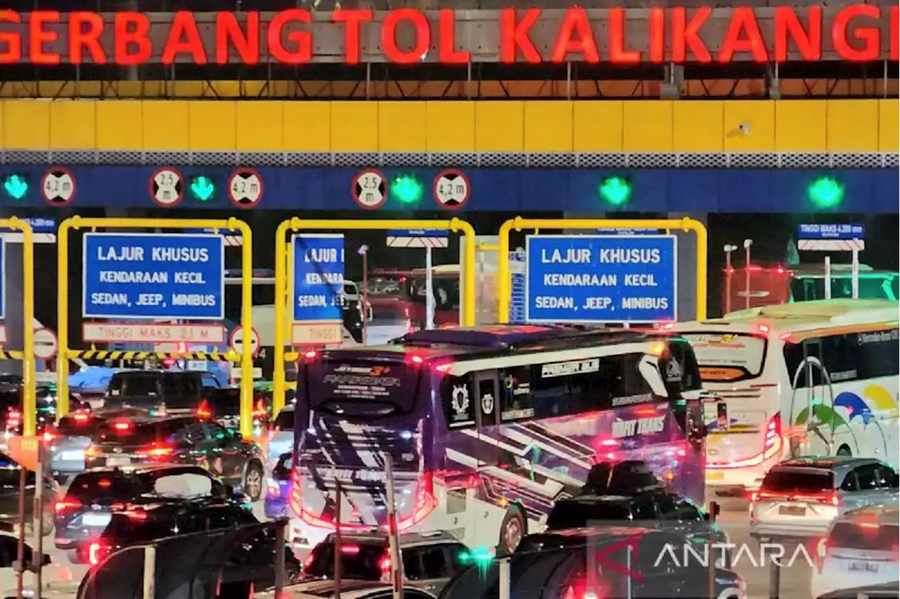 Arus Mudik Kendaraan di Gerbang Tol Kalikangkung Makin Padat