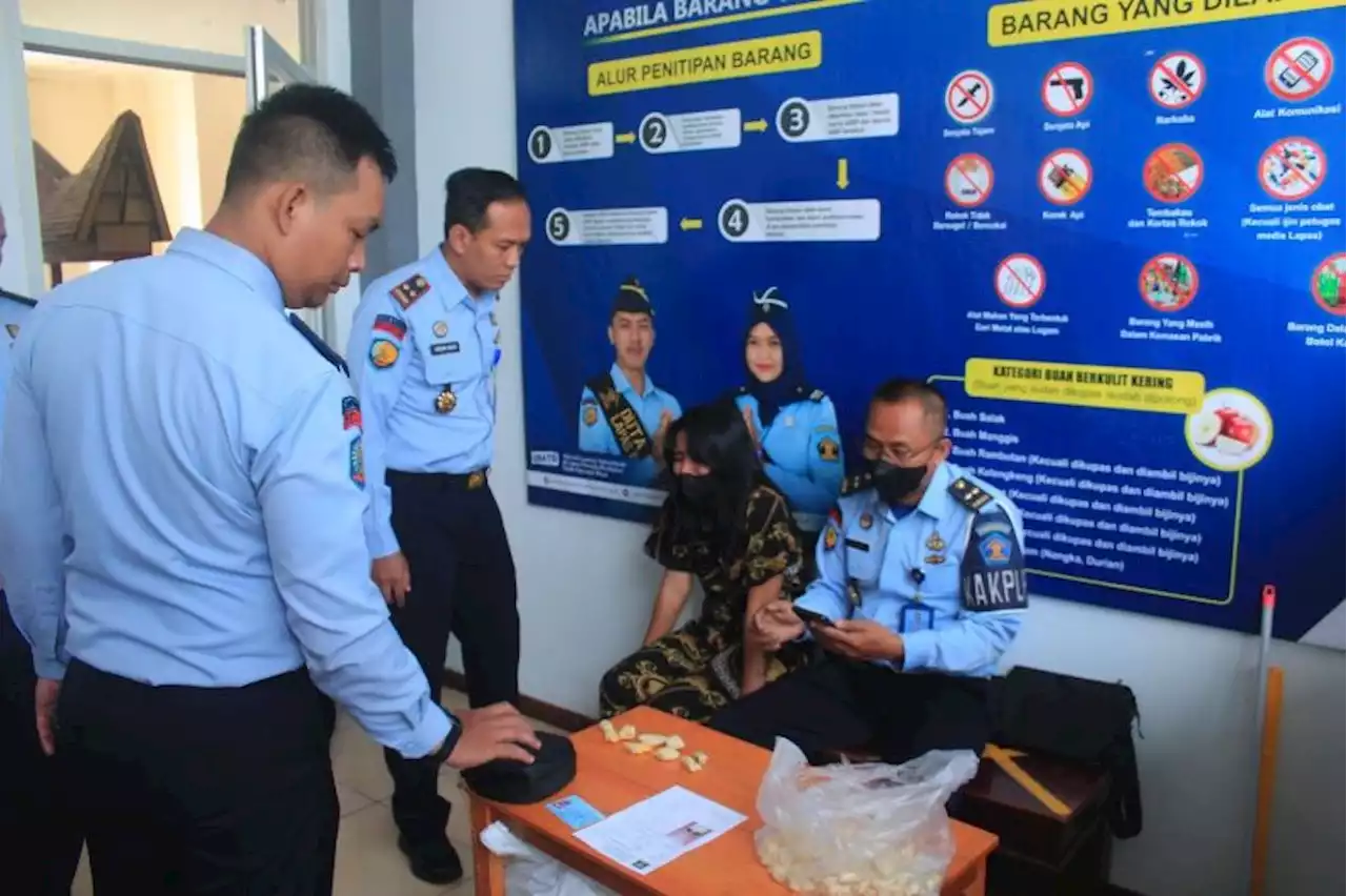 Mbak Fitriya Antar Kue Lebaran ke Lapas Pemuda Madiun, Isinya Ternyata