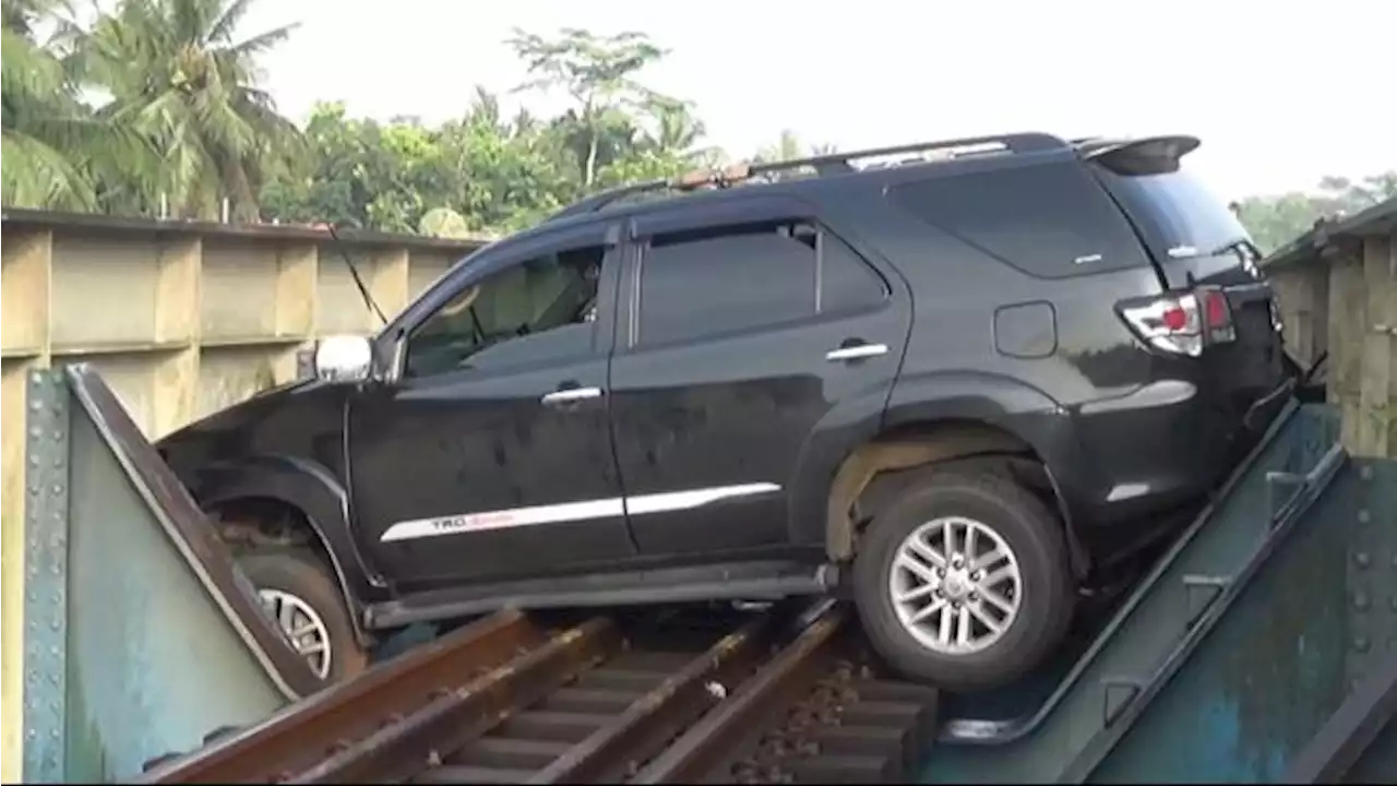 Sopir Mobil Fortuner yang Tersangkut di Jembatan Rel Kereta Api Banyumas Positif Narkoba