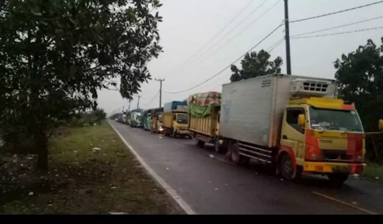 Truk Angkutan Barang Terjebak Antrean hingga 10 Jam di Pelabuhan Ciwandan