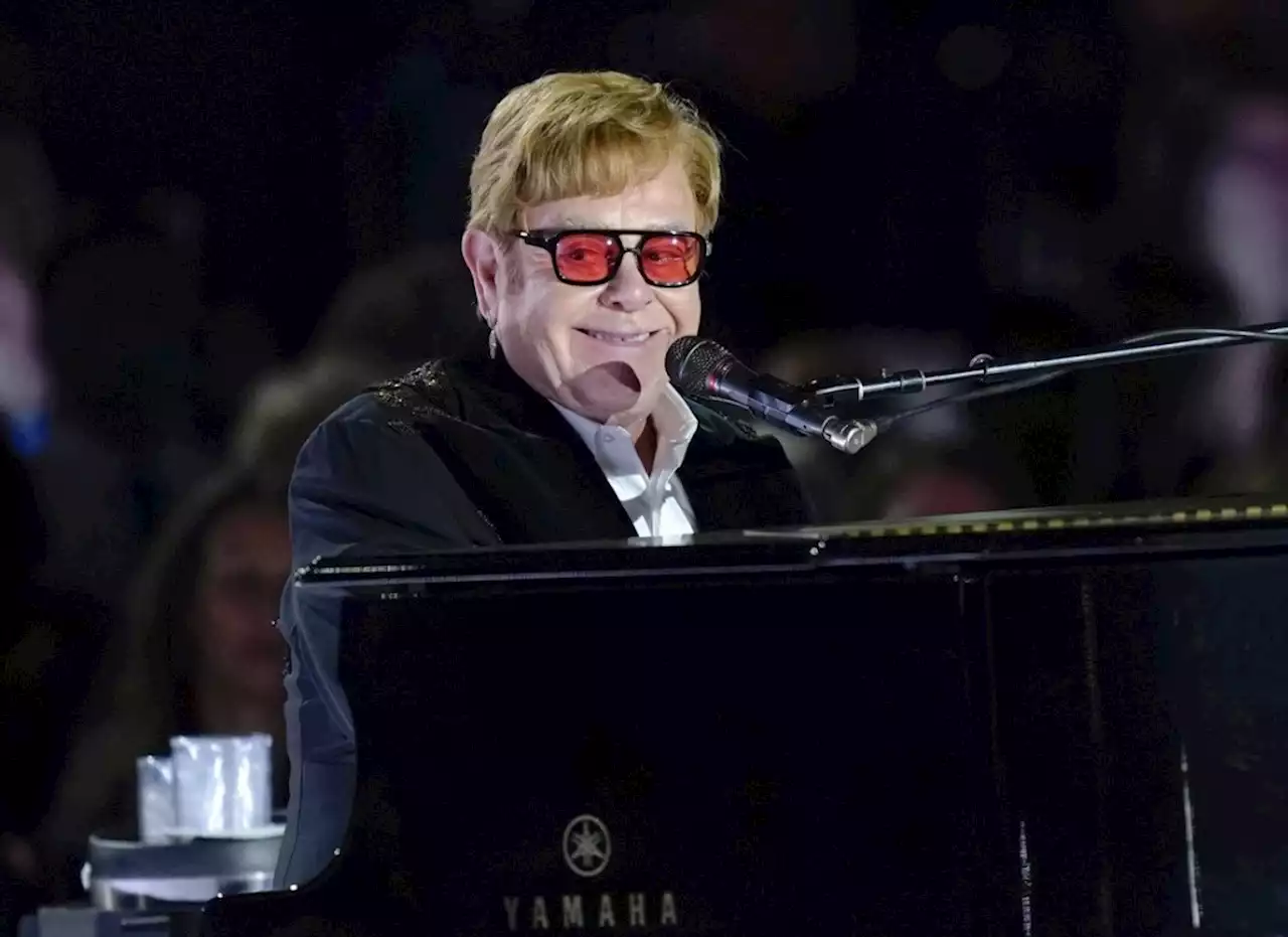 Pide Elton John a senadores de EU mantener programa contra VIH-sida