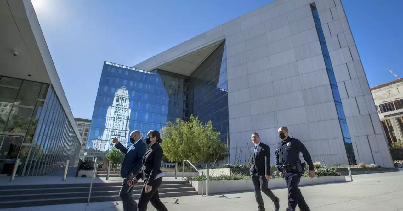 Journalist seeks dismissal of lawsuit over photos of LAPD officers