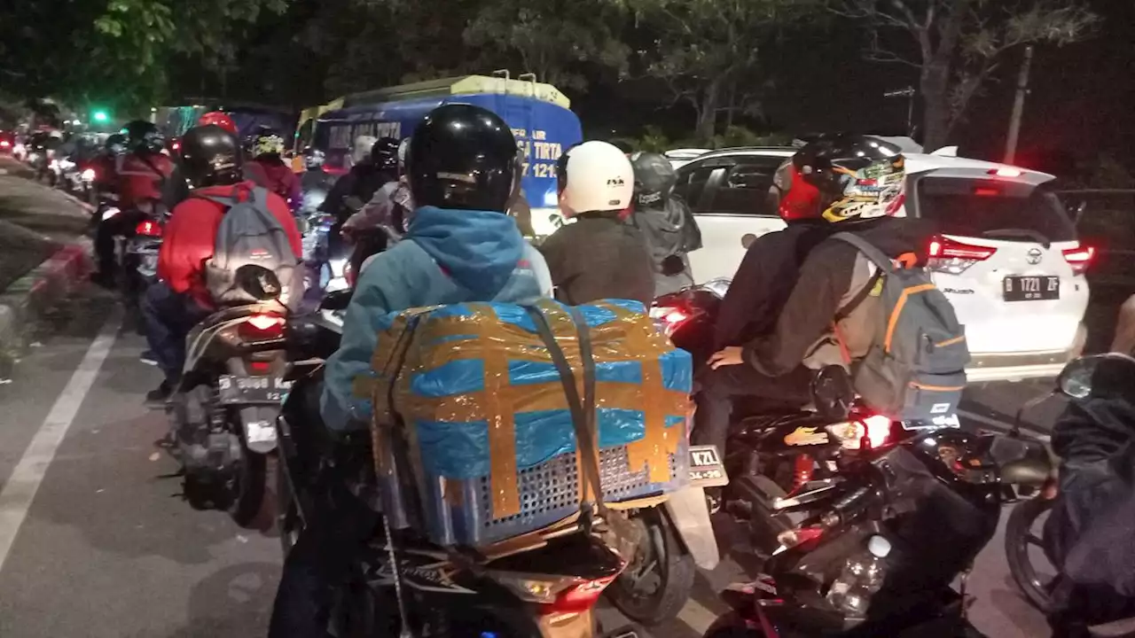 Jelang Idul Fitri, Pemudik Motor yang Ingin Lebaran di Kampung Padati Jalan Kalimalang