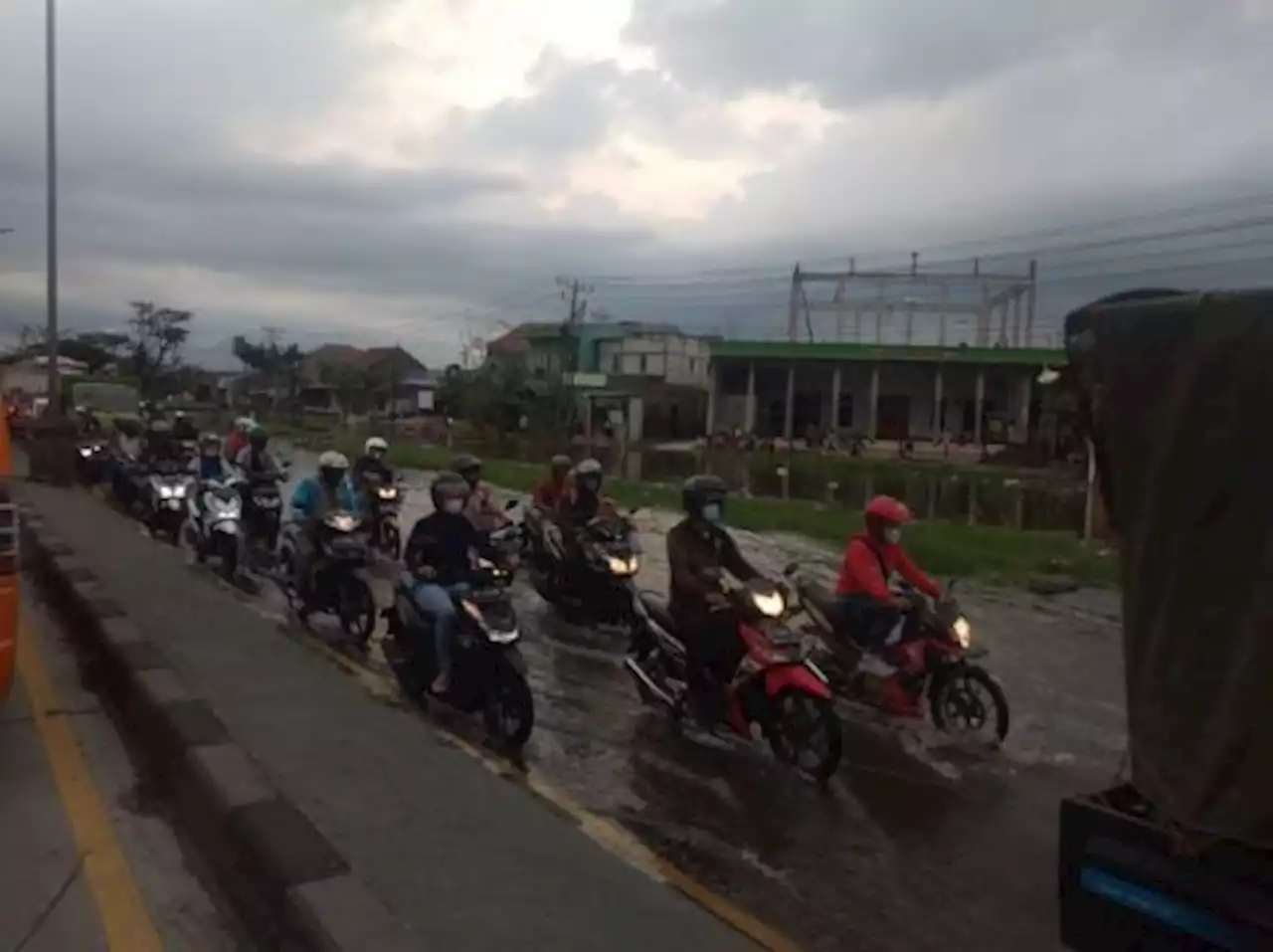 Banjir Rob Hadang Pemudik di Jalur Pantura Demak