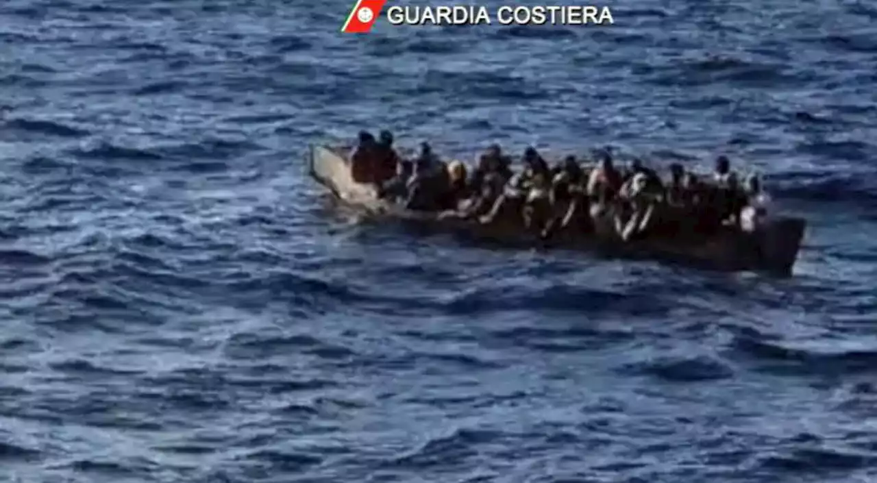 Migranti, Libia: gommone con 100 migranti sta affondando