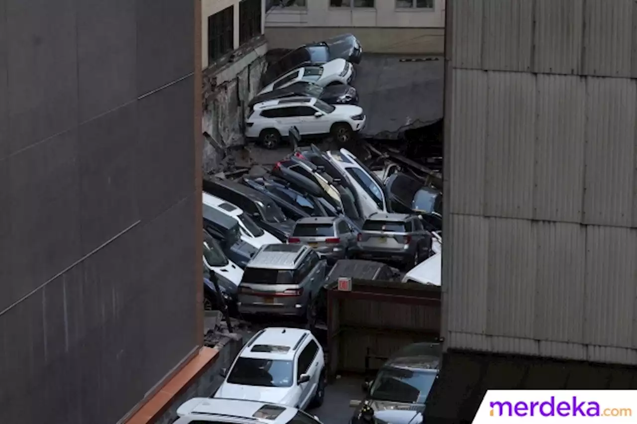 Foto : Gedung Parkir di New York Runtuh, 1 Orang Tewas dan Mobil-Mobil Bertumpukan | merdeka.com