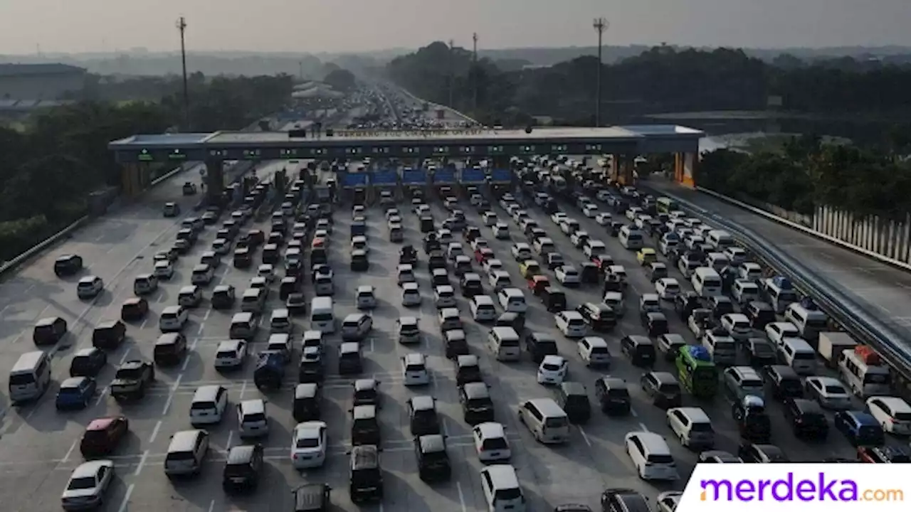 Foto : Puncak Arus Mudik, Begini Kemacetan di Gerbang Tol Cikampek Utama | merdeka.com