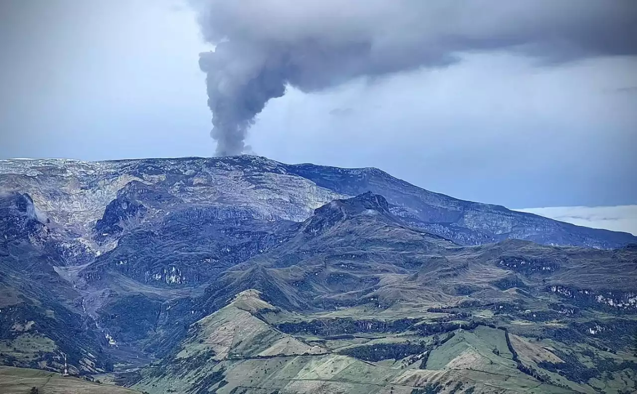 Volcán Nevado del Ruiz: persisten las anomalías térmicas en el fondo del cráter