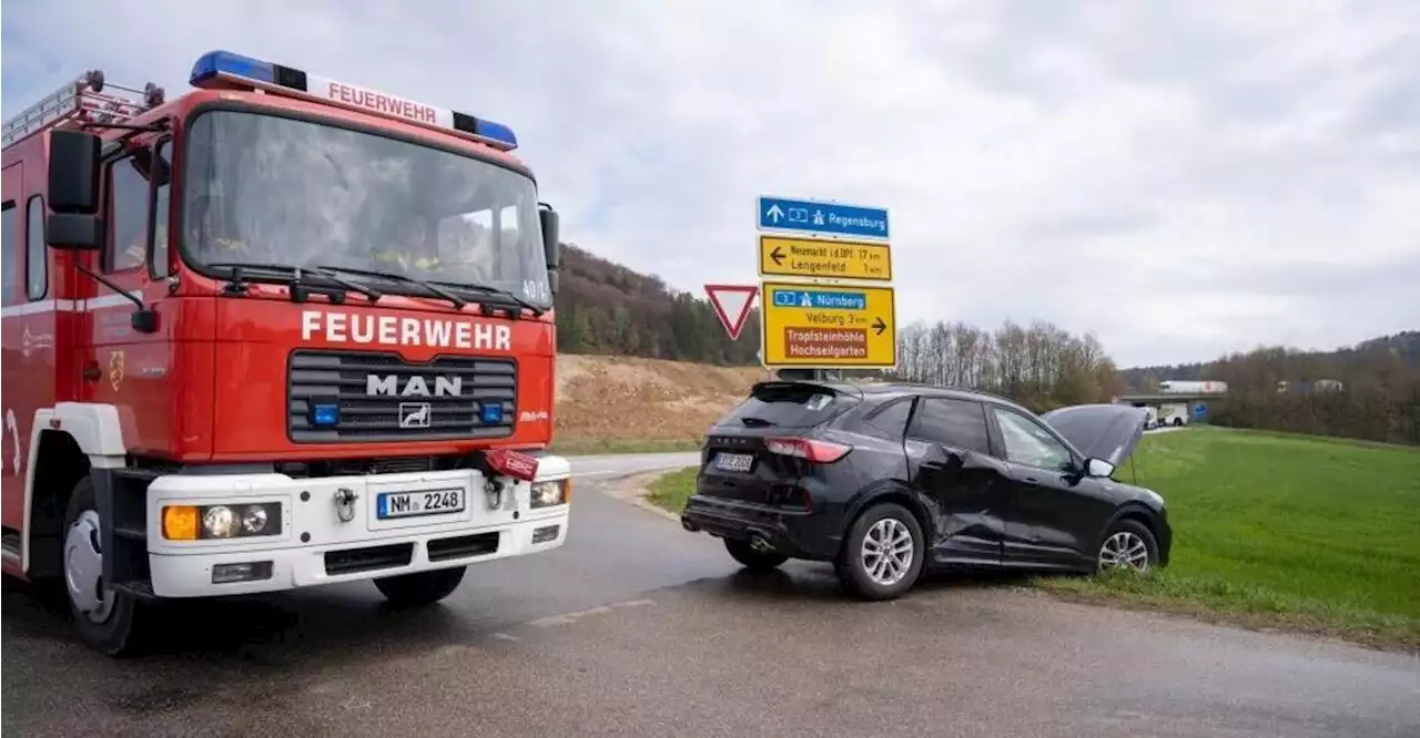 Fahrerinnen leicht verletzt: Ford und Opel kollidieren an Autobahnabfahrt bei Velburg