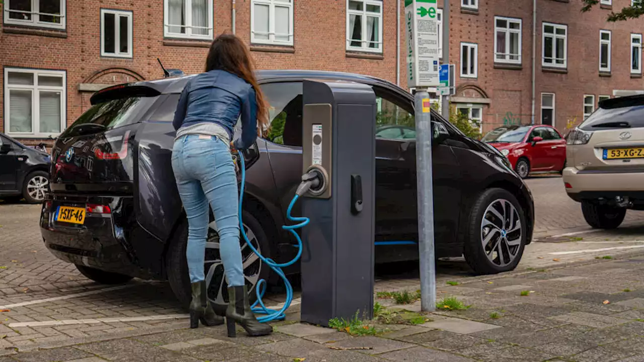 Zorgen over plan duurdere benzineauto: 'Elektrische auto voor velen onbetaalbaar'