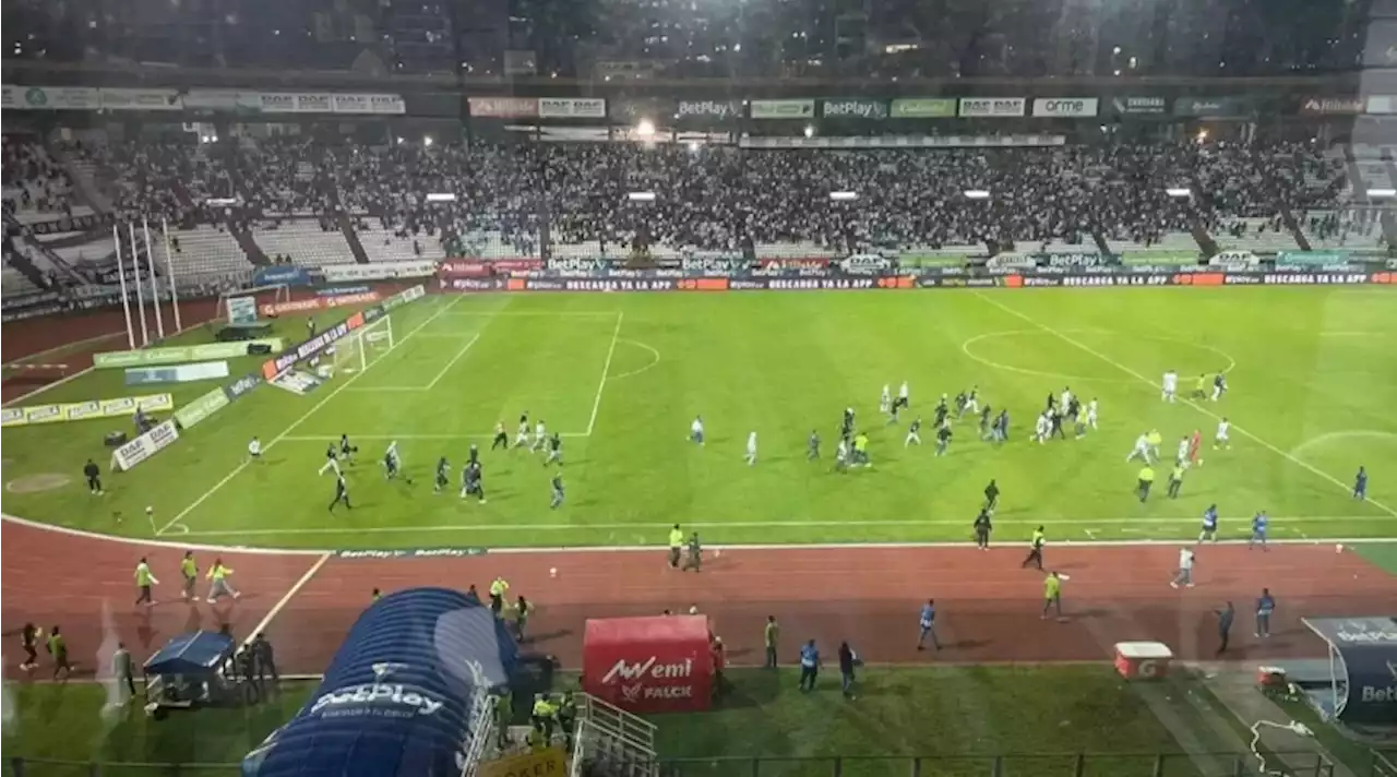 Hinchas del Once Caldas ingresaron a cancha del Palogrando para increpar a los jugadores