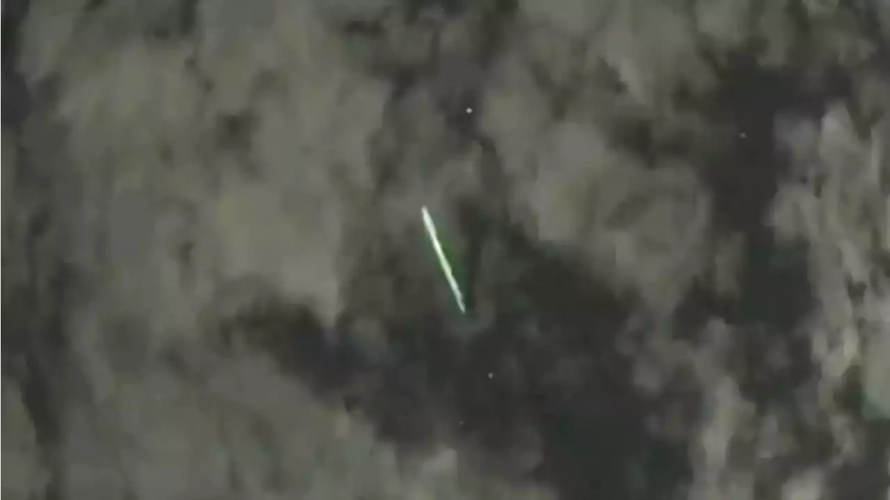 Revelaron qué eran las líneas verdes brillantes que atravesaron el cielo de Japón