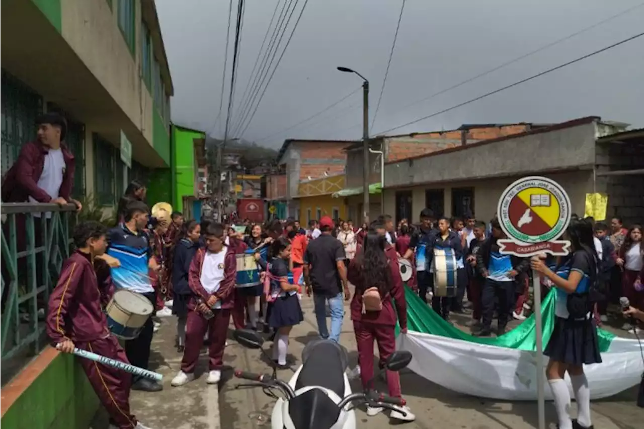 Estudiantes en Tolima marchan para que les arreglen la infraestructura de su colegio - Pulzo