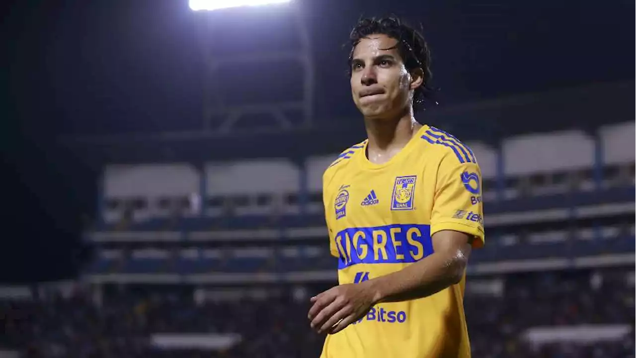 Tigres: El oso de Diego Lainez durante un calentamiento que provoca las risas de sus compañeros