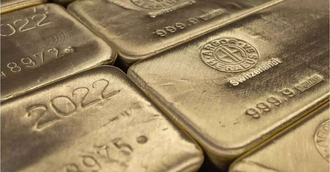 Gold stumbles on higher yields as market reassess Fed path