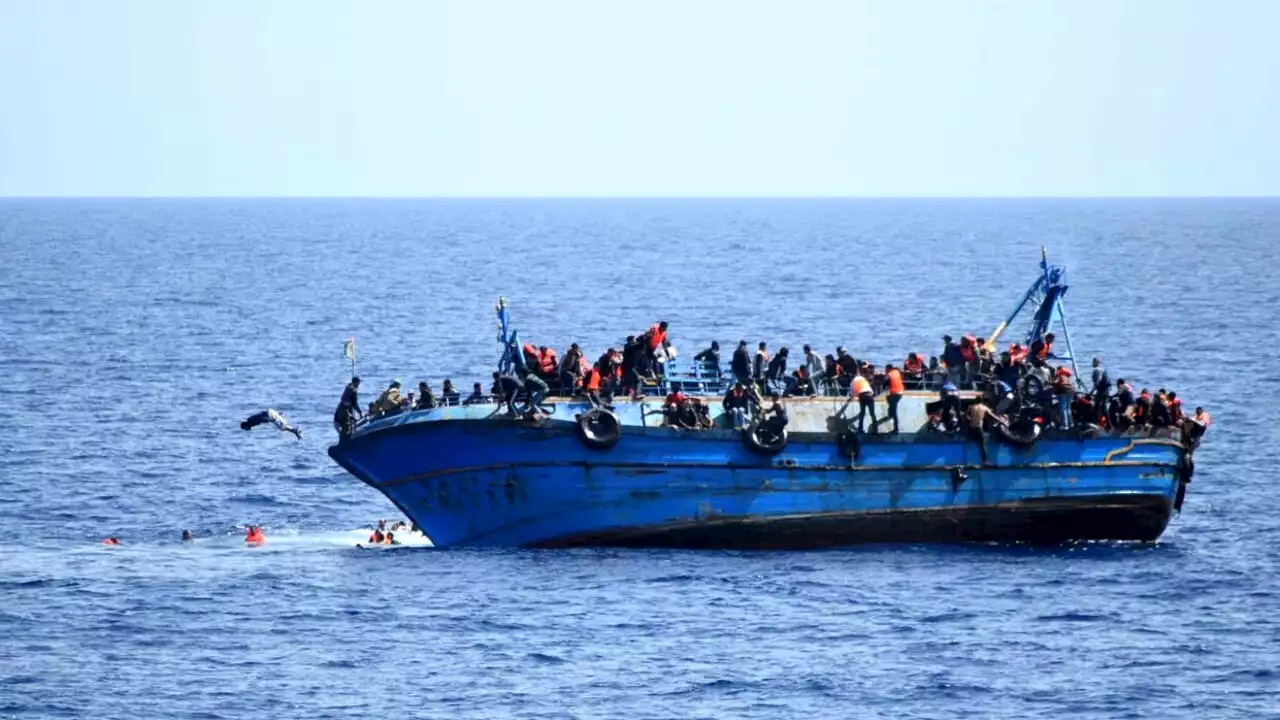 Il barcone alla deriva con 100 migranti: 'Stiamo affondando'