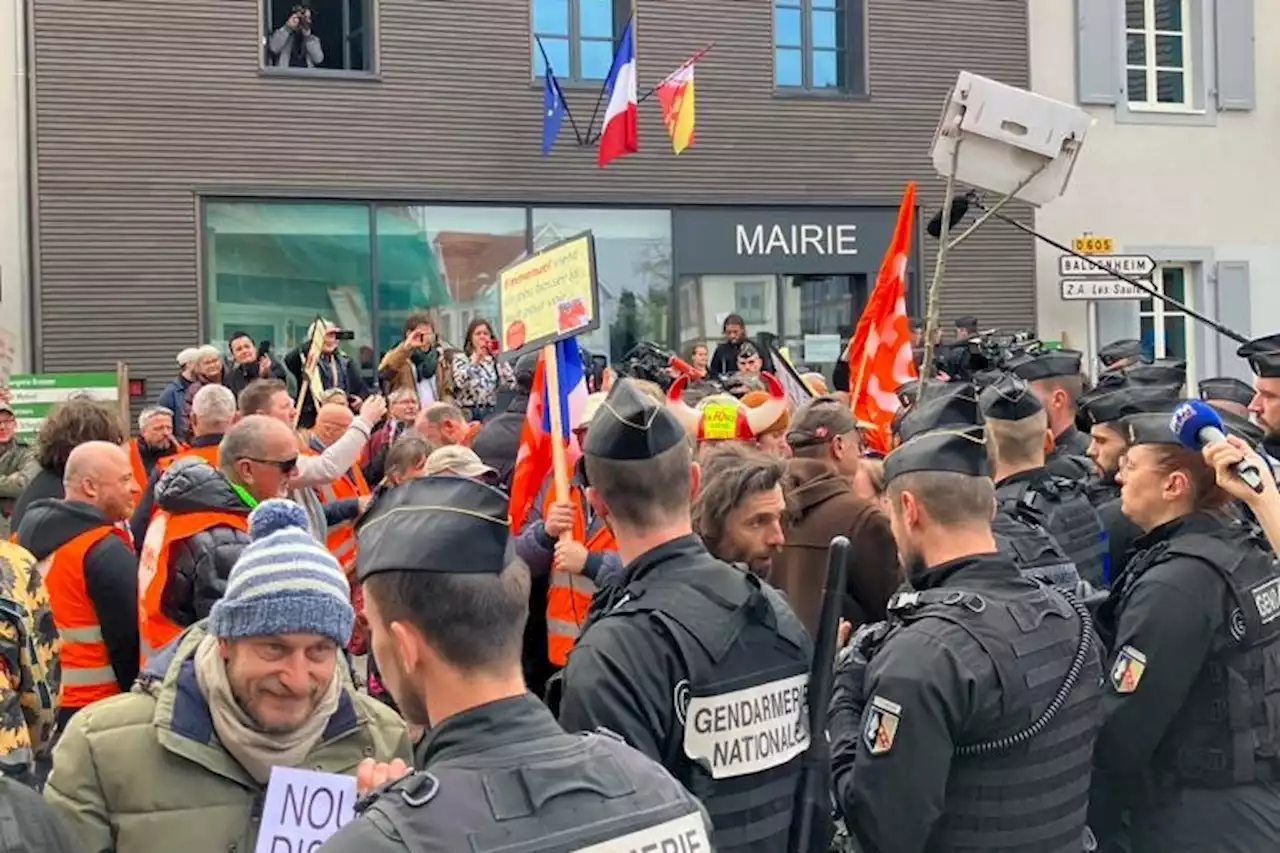 VIDÉO - Visite de Macron en Alsace : les gendarmes repoussent des manifestants