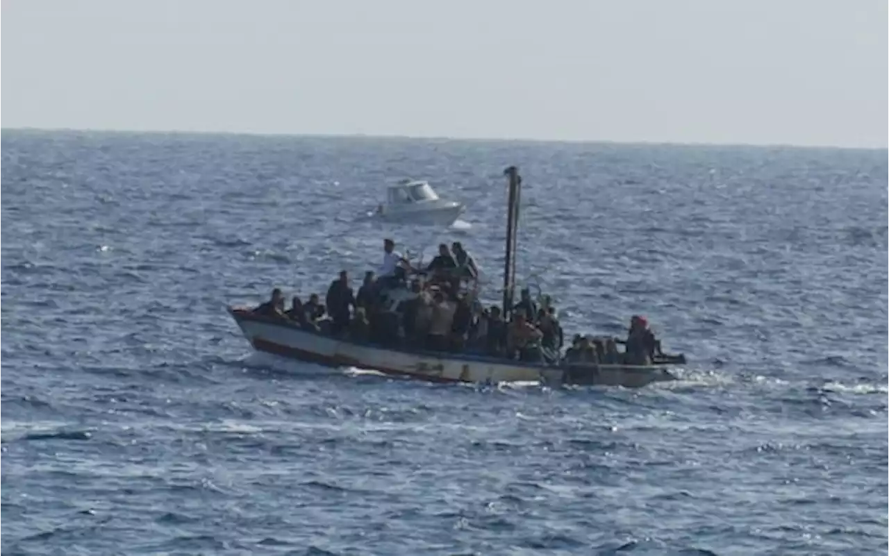 Migranti, barca si capovolge al largo di Lampedusa: un morto