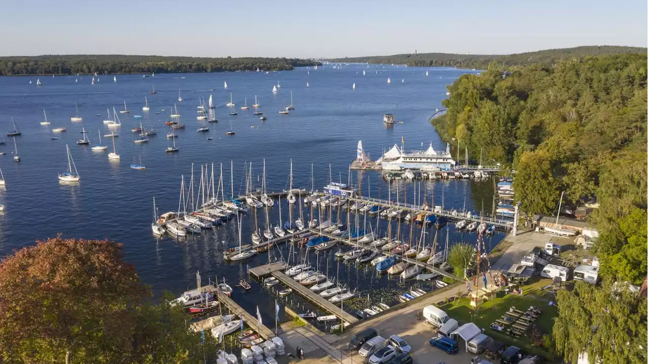 Nach der Flaggenparade beginnt die Saison: Berlin segelt an – mit einem großen Fest am Havelufer