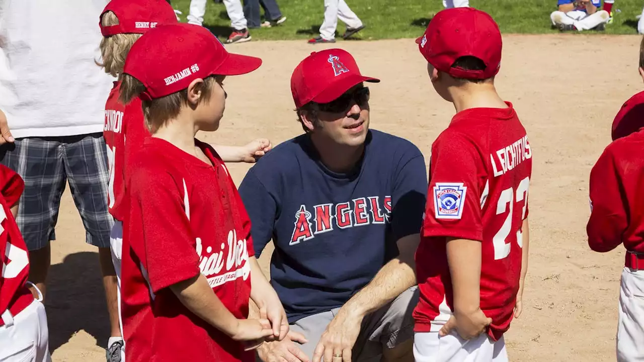 Tee Ball Coach Reminds Players To Use Both Hands When Sobbing Into Glove