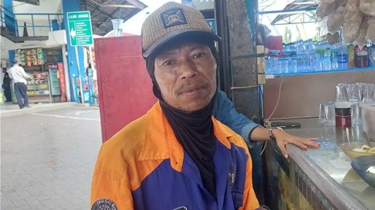 Kisah Zaenal Fuad, Pemanggul Barang di Terminal Kampung Rambutan yang Tak Pernah Pasang Tarif - Tribunnews.com