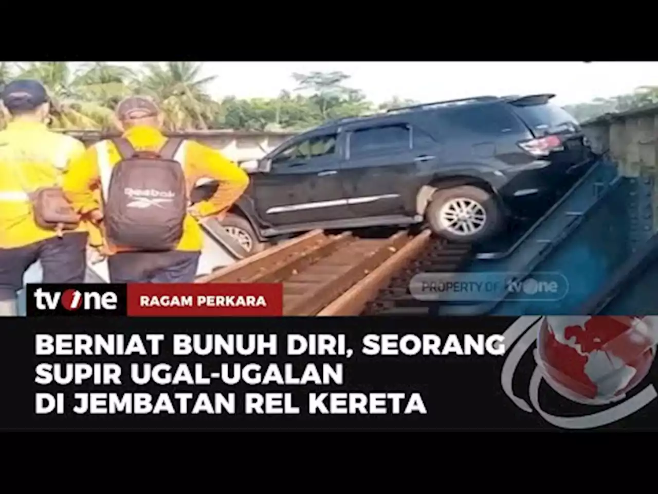 Mobil Pemudik Tersangkut di Jembatan Rel Kereta Api, Sopir Berniat Bunuh Diri? - tvOne