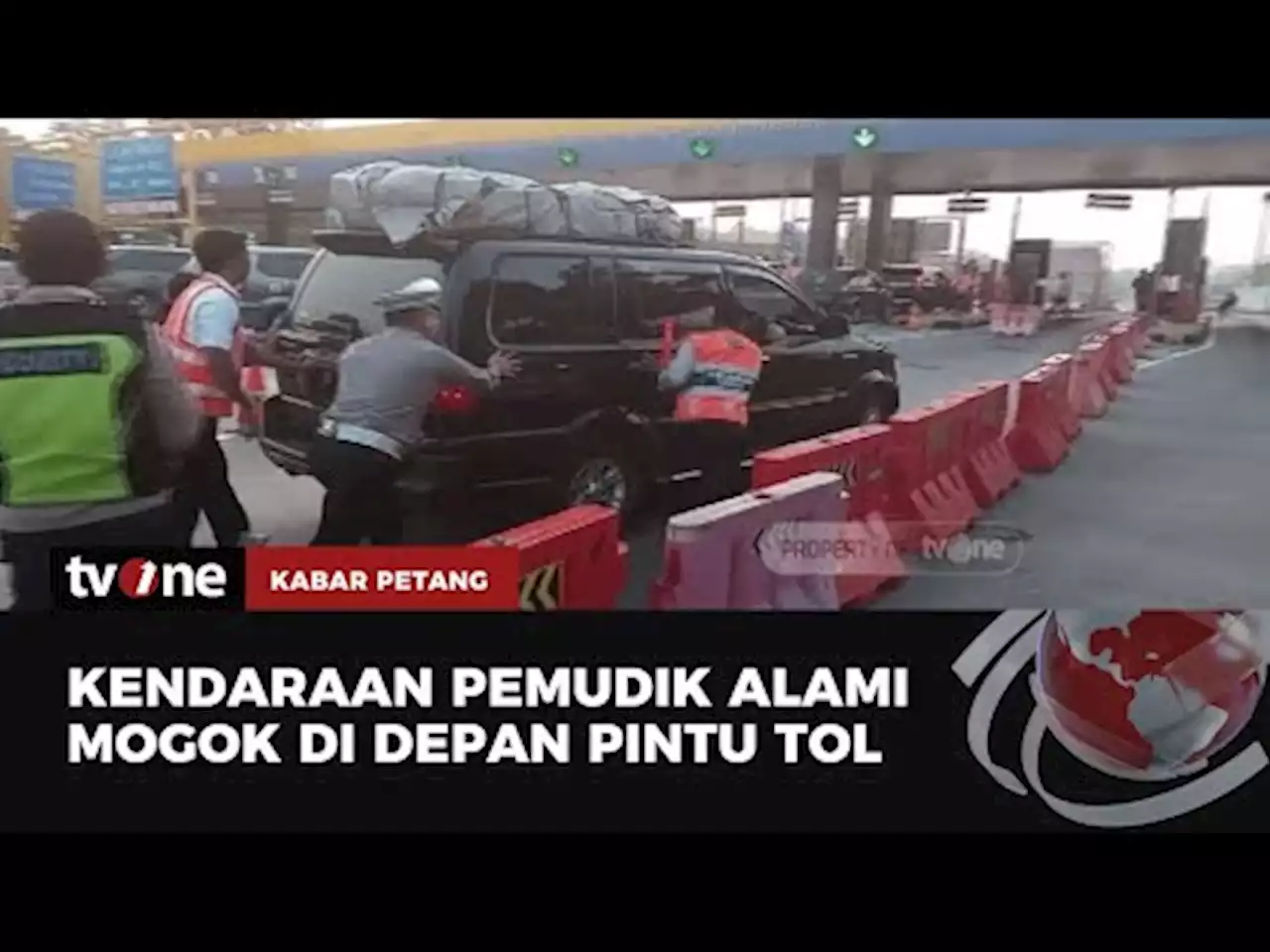 Sejumlah Mobil Pemudik Mogok di Gerbang Tol Kalikangkung - tvOne